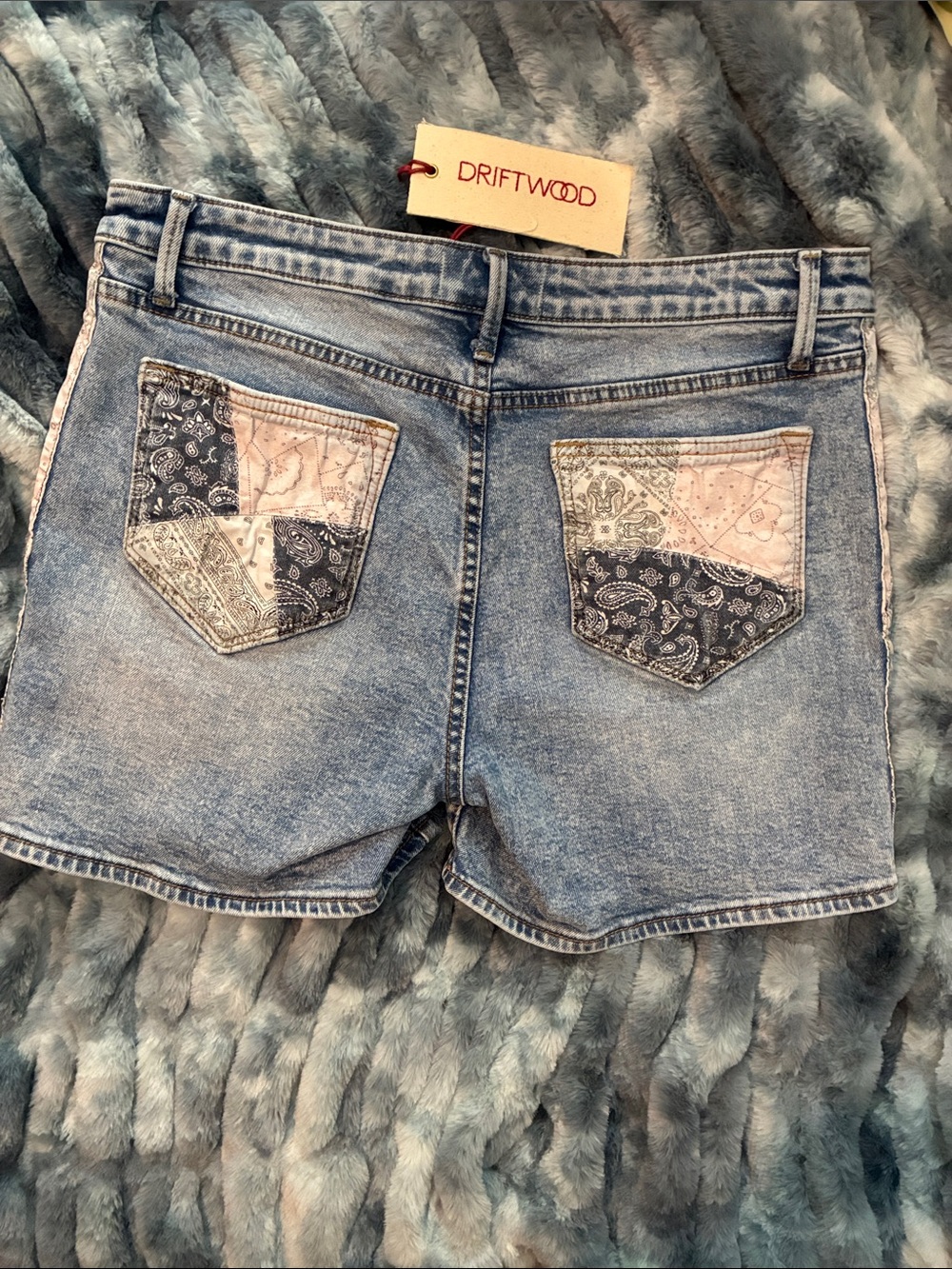 NWOT DRIFTWOOD Light Wash Denim Shorts with Pink & Navy Bandana Panels - Picture 8 of 8